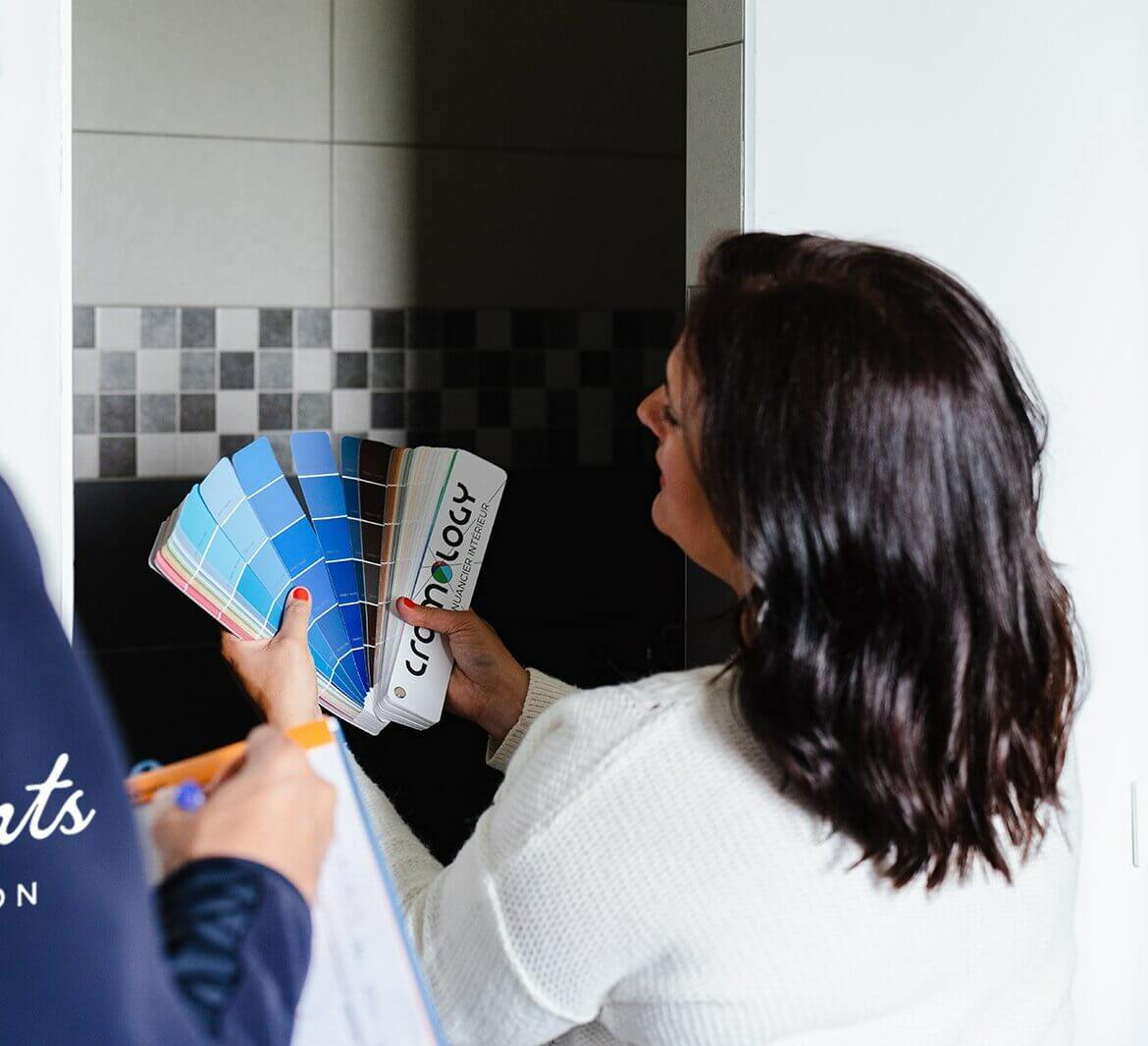 Lucie qui regarde un nuancier de peinture pendant un coaching déco