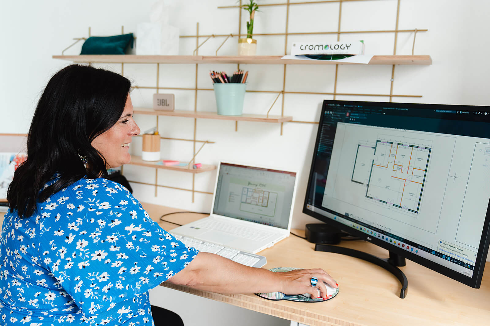 Lucie qui travaille sur un plan d'aménagement 2D