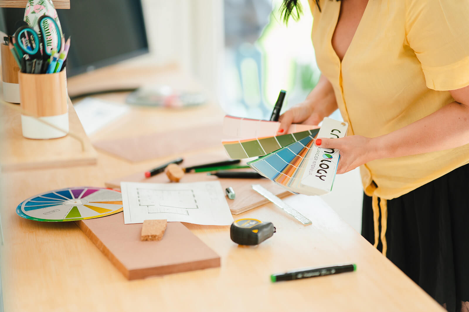Lucie qui fait des recherches de couleurs et de matériaux