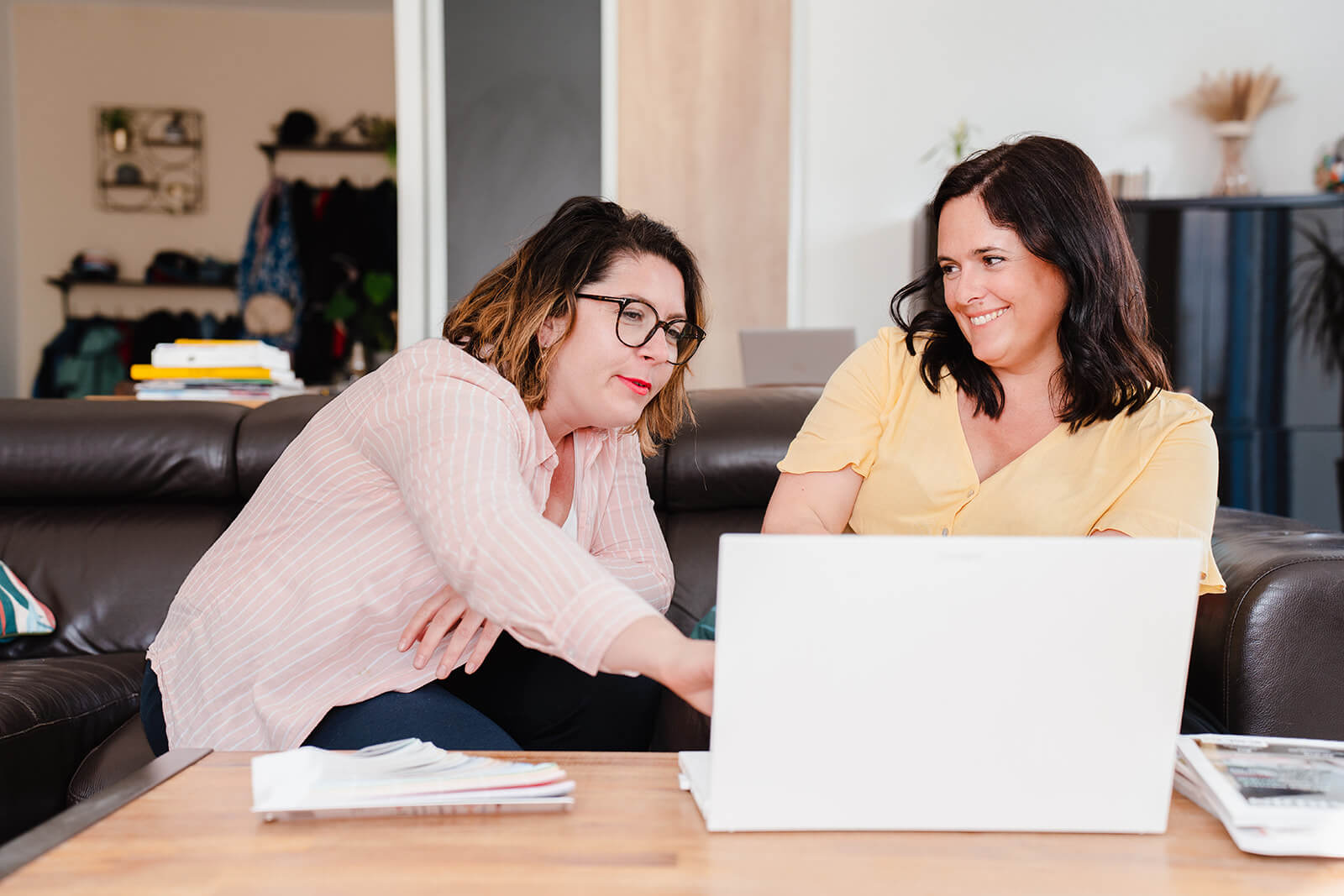 Lucie discute et rit avec une cliente