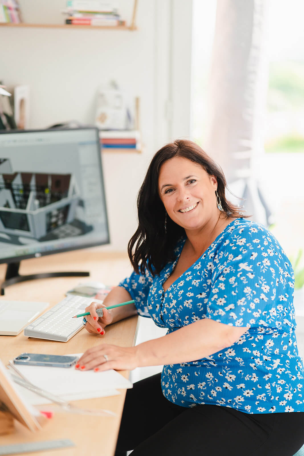 Lucie travaille sur son bureau avec plusieurs ordinateurs - Mes prestations en architecture et décoration d'intérieur
