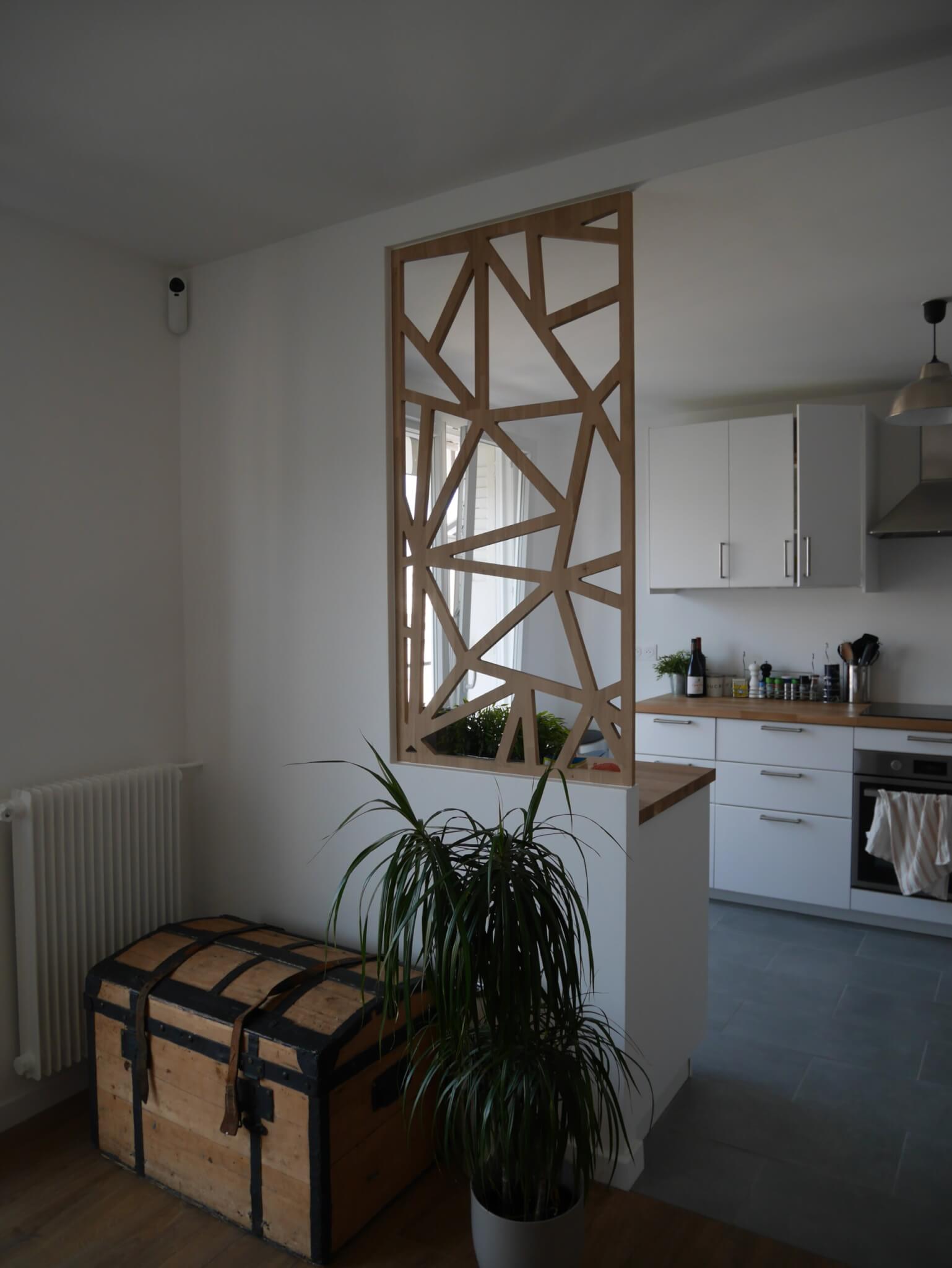 Photo du claustra en bois qui sépare la cuisine et le séjour