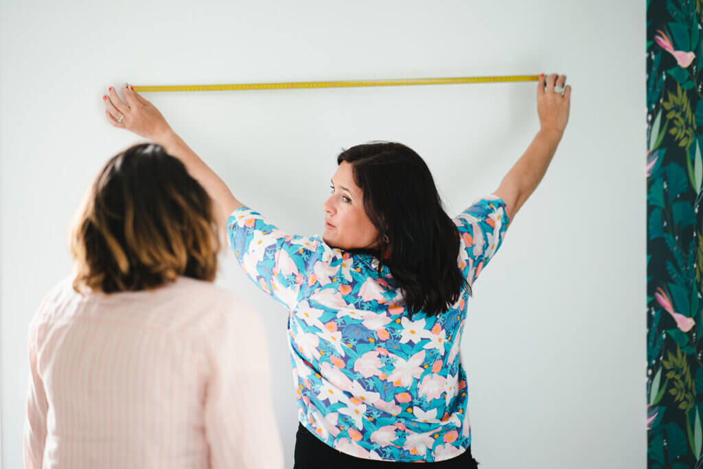 Lucie B Deco qui mesure un mur avec un mètre
