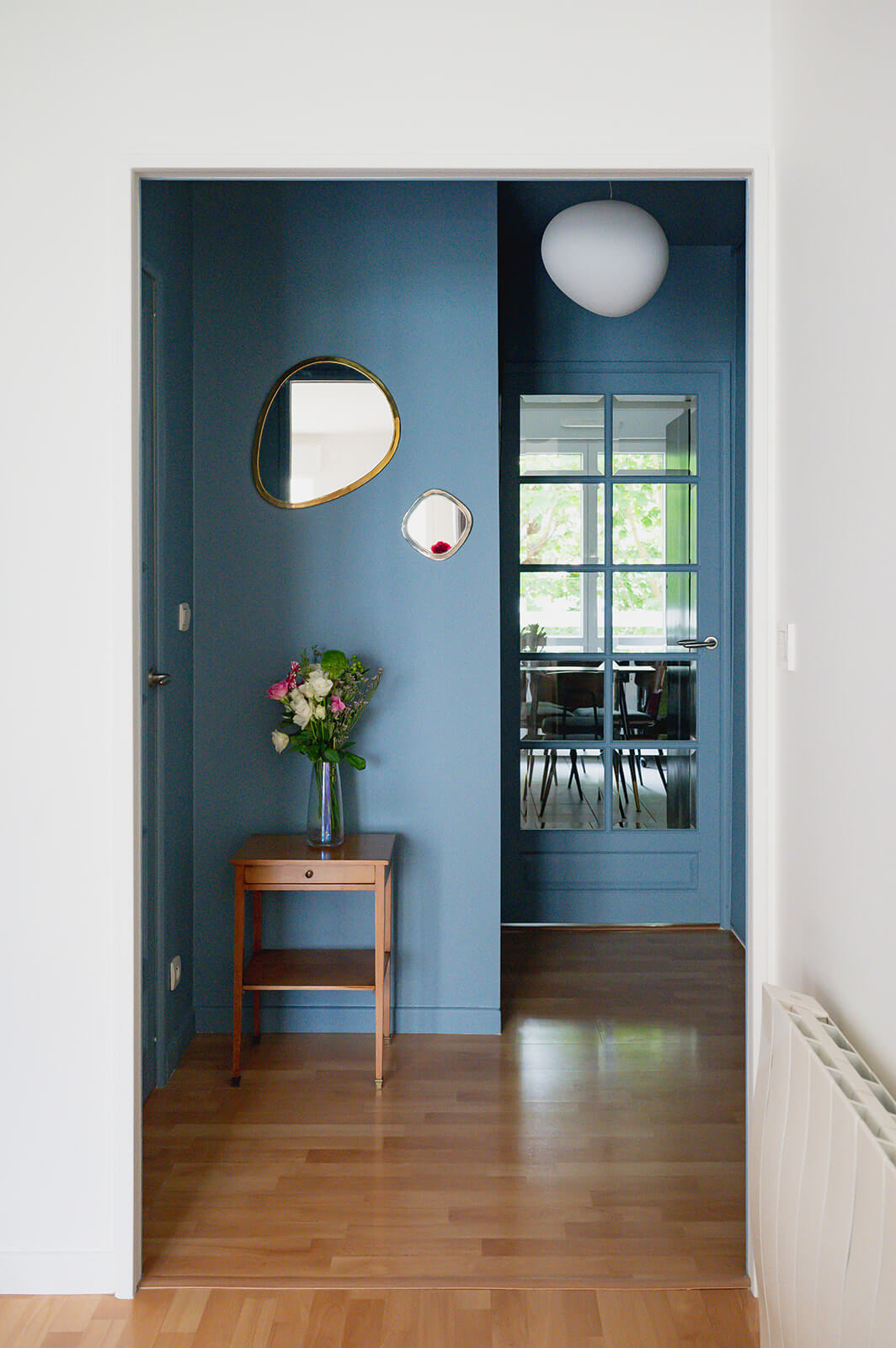 Entrée Annik avec une boite bleue