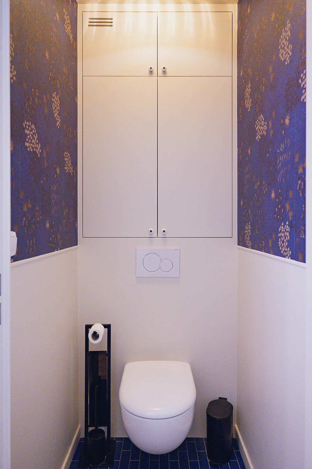 Toilettes Annik avec papier peint Medley Bleu Les Lés de Ninon