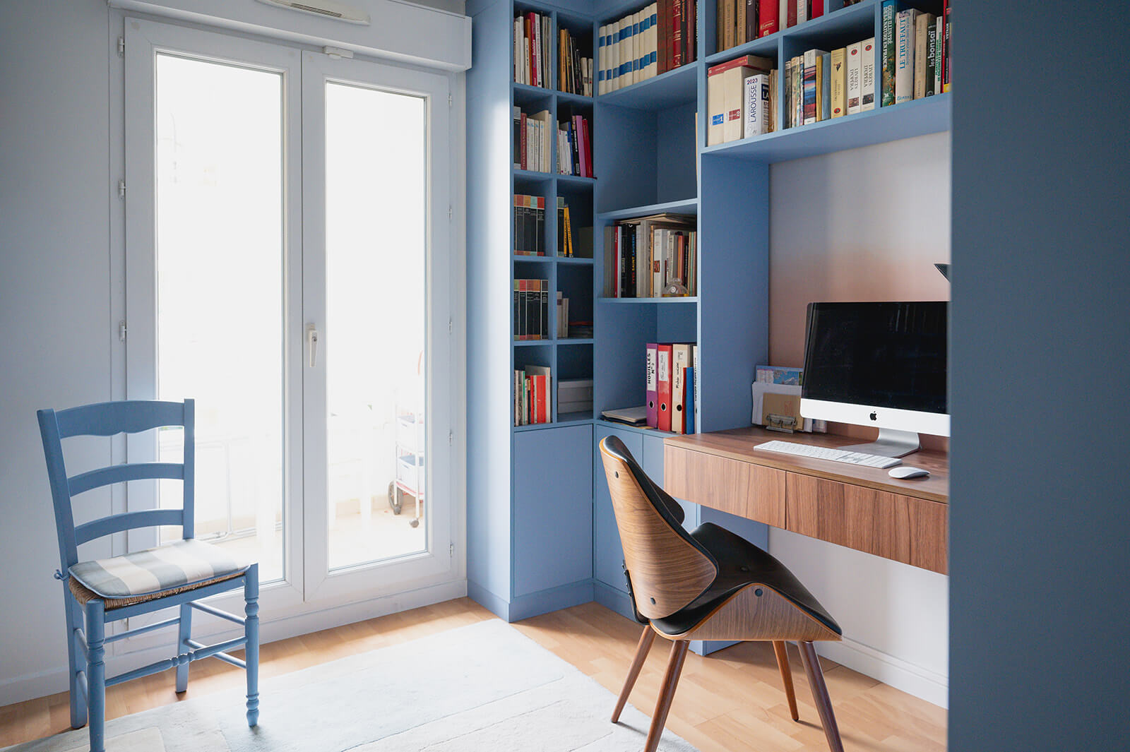 Bibliothèque Annik bleu et rose de chez Dessine ton Meuble